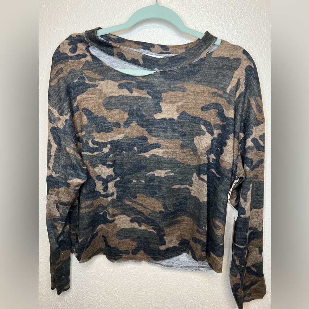 Cute Camo MIDI light sweater with distressed collar
